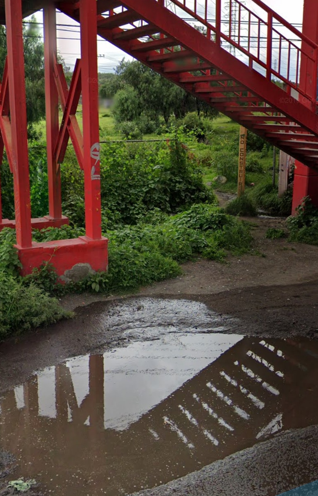 Entrada (al lado del poste amarillo PEMEX)